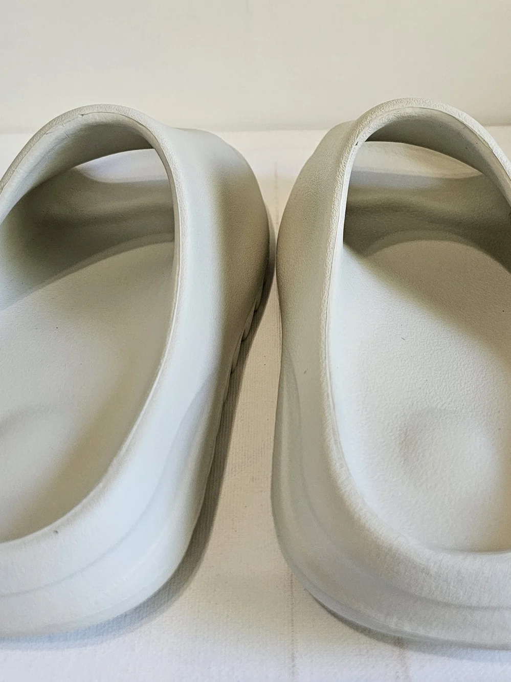 Yeezy Mens Cream Slides M6/W7-7.5